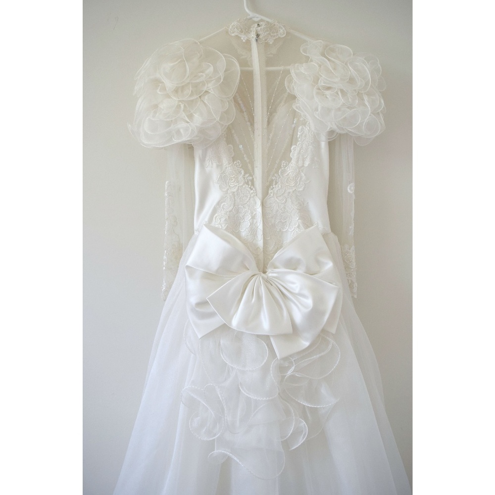 Beautiful Vintage Lace Long-Sleeve Wedding Gown - Picture 7 of 9